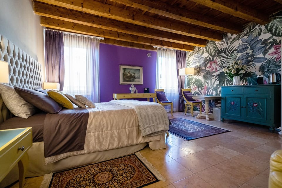 Deluxe Studio Suite | Individually decorated, individually furnished, desk, laptop workspace