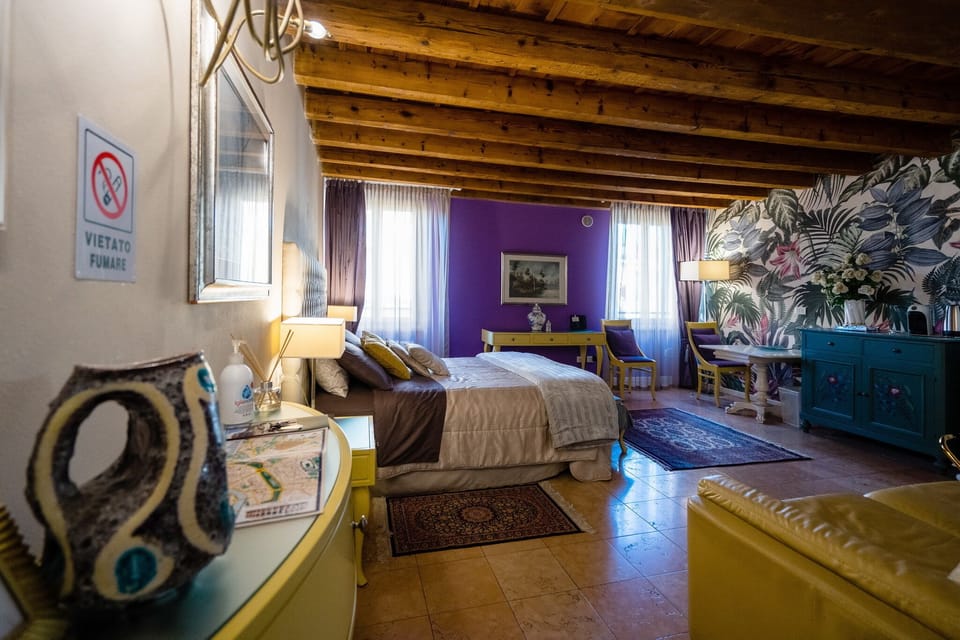 Deluxe Studio Suite | Individually decorated, individually furnished, desk, laptop workspace