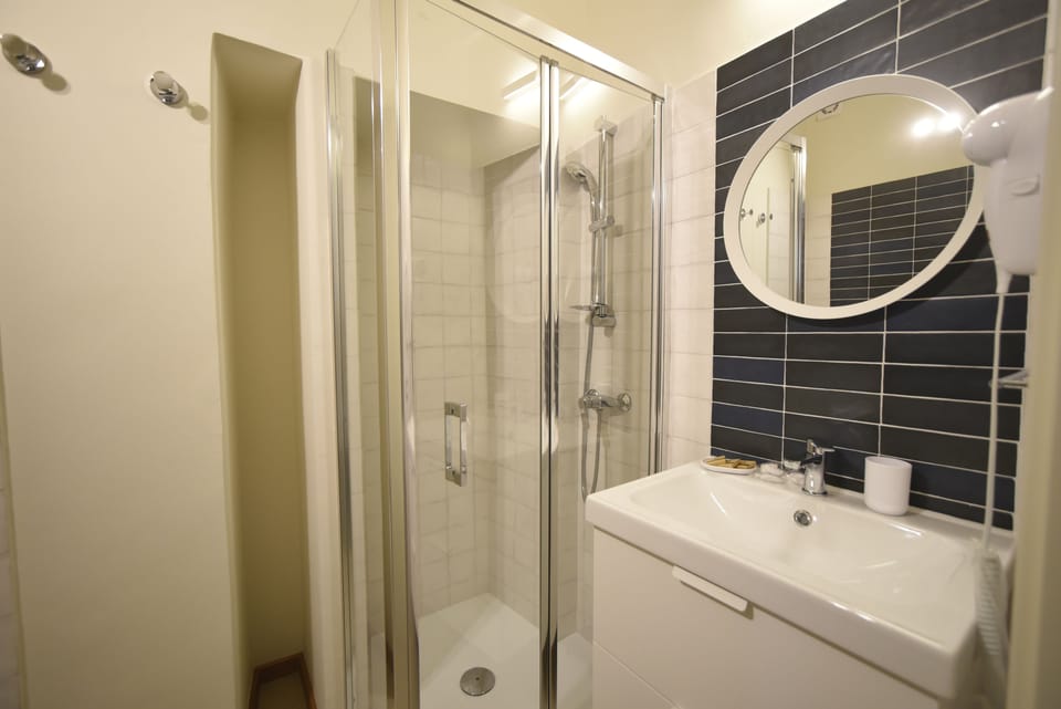 Triple Room | Bathroom | Shower, rainfall showerhead, free toiletries, hair dryer