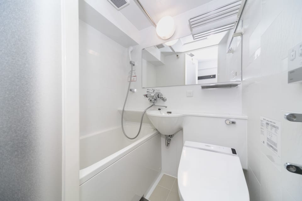 Combined shower/tub, deep soaking tub, free toiletries, hair dryer