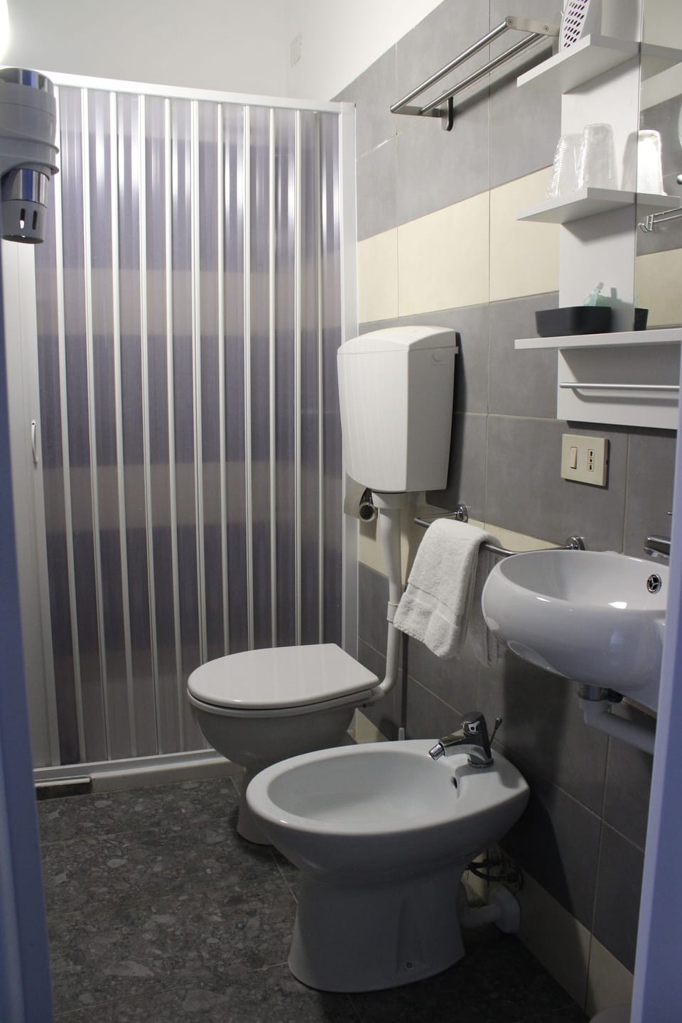 Comfort Double Room, 1 Bedroom, Private Bathroom, City View | Bathroom | Shower, rainfall showerhead, free toiletries, hair dryer