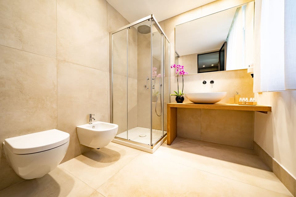 Deluxe Double or Twin Room | Bathroom | Shower, rainfall showerhead, free toiletries, hair dryer