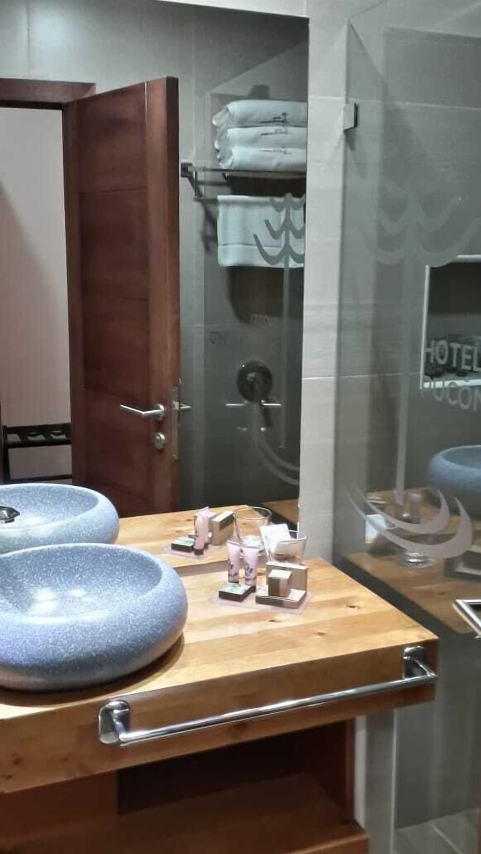 Triple Room | Bathroom | Shower, rainfall showerhead, hair dryer, towels