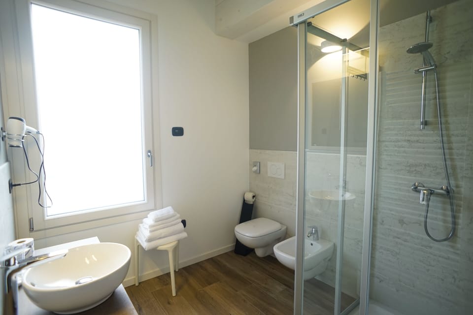Shower, free toiletries, hair dryer, bidet