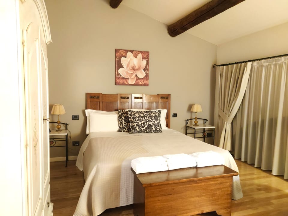 In-room safe, cribs (surcharge), WiFi (free), bed sheets