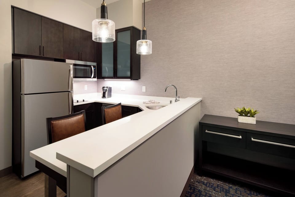 Full-size fridge, microwave, stovetop, dishwasher
