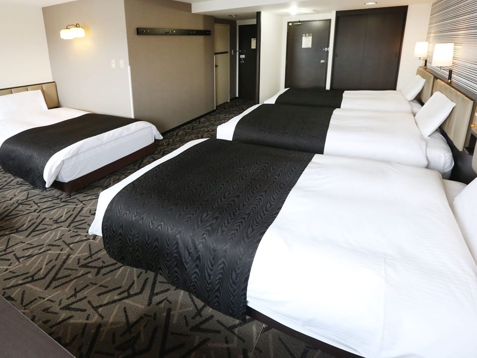 Premier Quadruple Room, Non Smoking | Down comforters, desk, WiFi (free), bed sheets