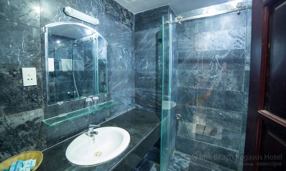 Senior Double or Twin Room | Bathroom | Hydromassage showerhead, free toiletries, hair dryer, slippers