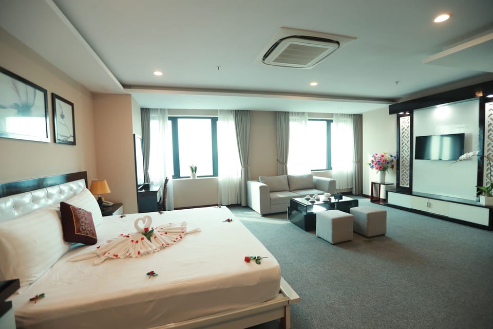 Junior Suite | Minibar, desk, laptop workspace, blackout drapes