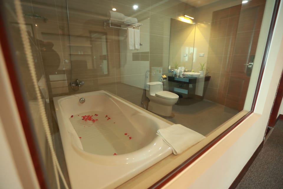 Junior Suite | Bathroom | Free toiletries, hair dryer, slippers, bidet