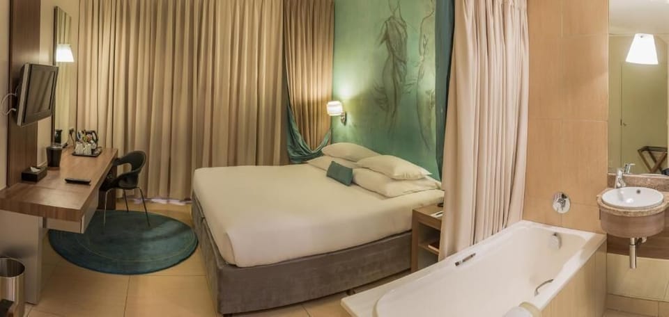 Superior Room, 1 King Bed | Premium bedding, memory foam beds, in-room safe, desk