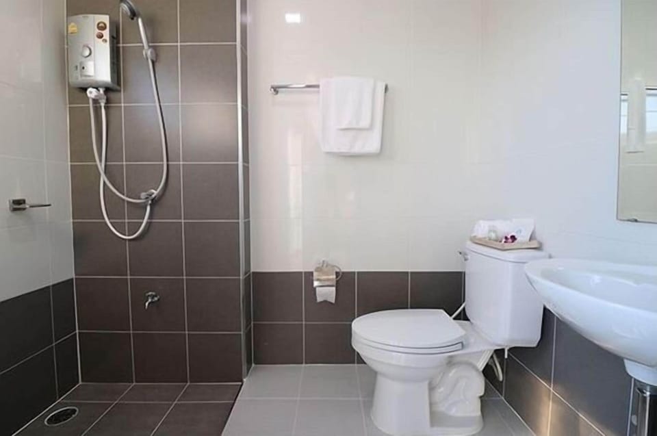 Shower, hydromassage showerhead, towels
