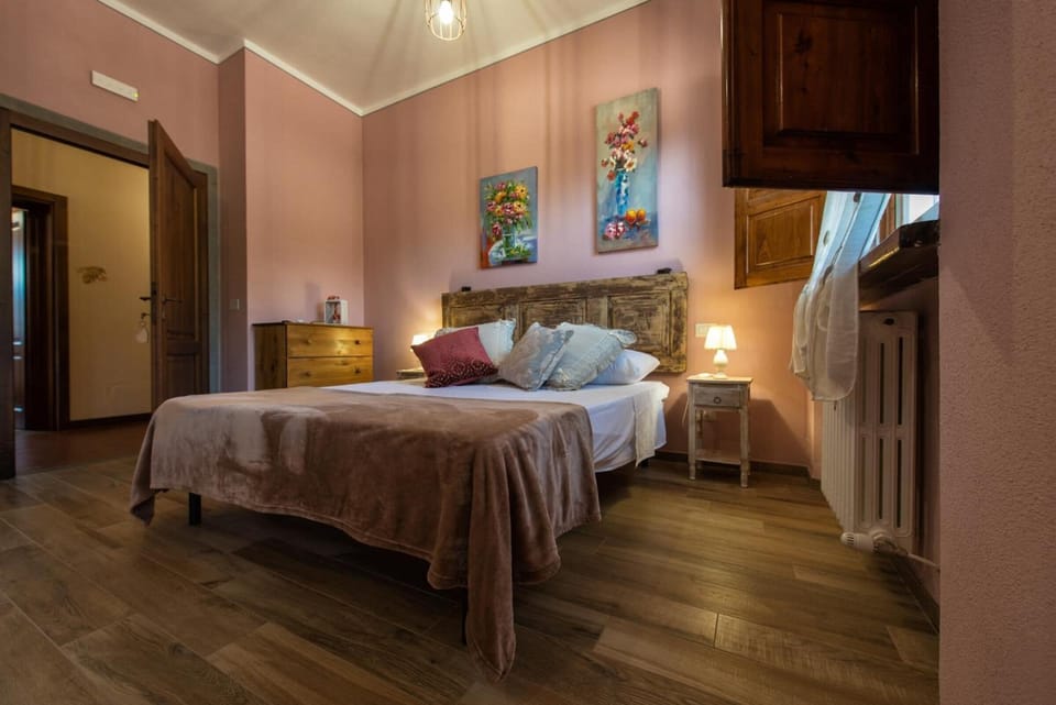 Premium bedding, in-room safe, free WiFi, bed sheets