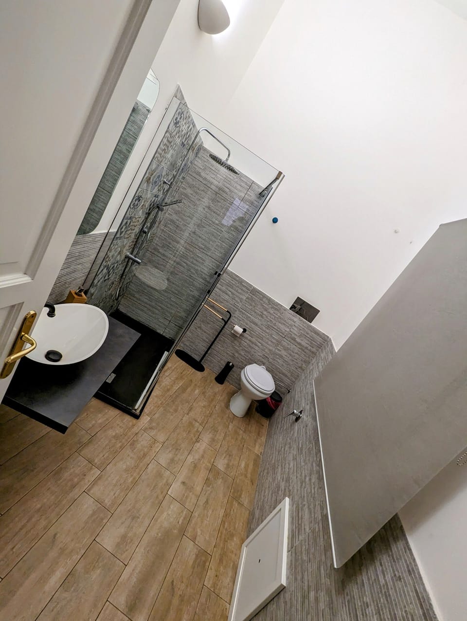 Deluxe Triple Room, Multiple Beds (2 Adults + 1 Child) | Bathroom | Shower, free toiletries, electronic bidet, toilet paper