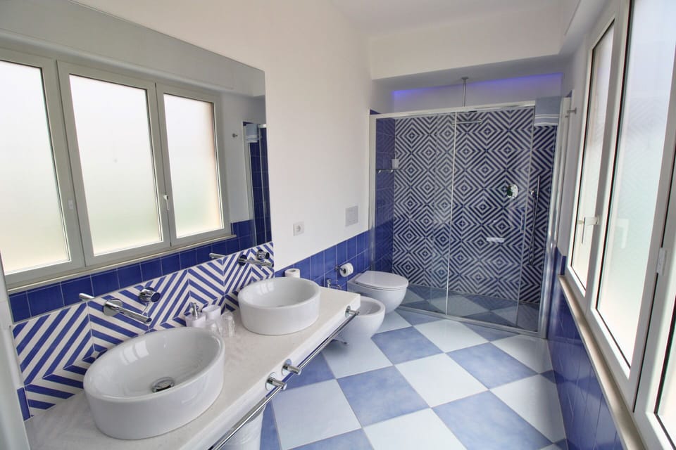 Double Room, Non Smoking | Bathroom | Shower, free toiletries, hair dryer, bidet