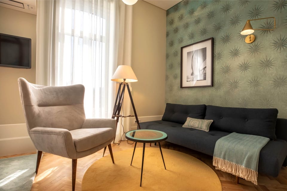 Deluxe Double or Twin Room | Living area | 60-cm flat-screen TV with cable channels, TV