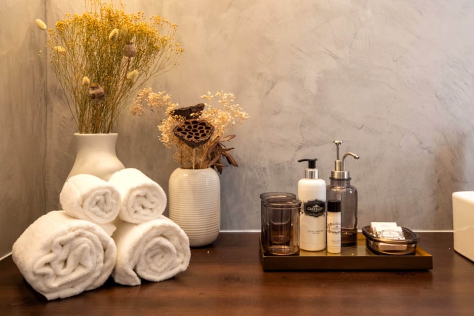 Deluxe Double or Twin Room | Bathroom | Shower, rainfall showerhead, hair dryer, towels