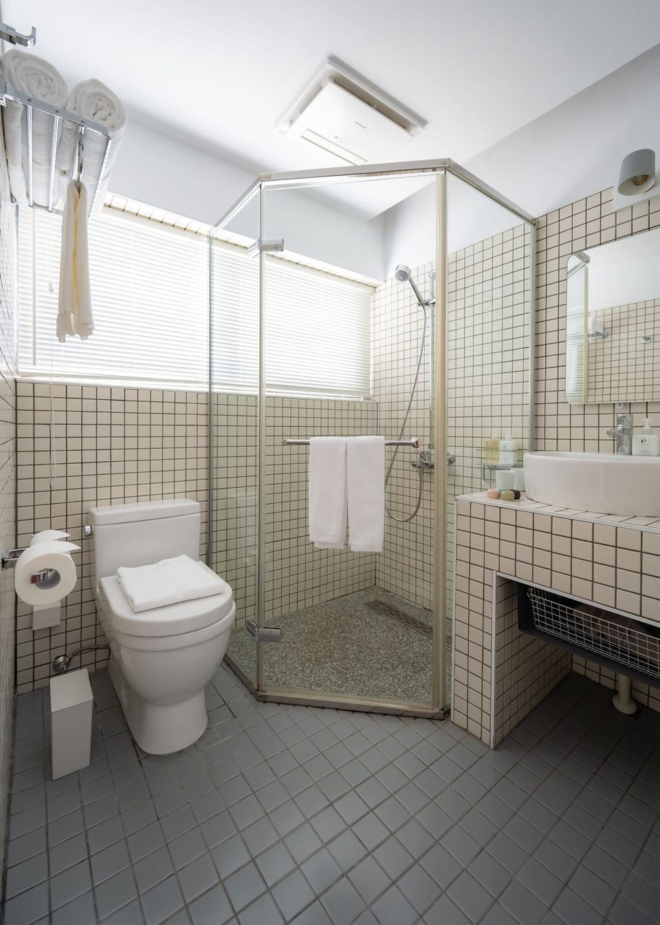 Family Room | Bathroom | Free toiletries, hair dryer, slippers, towels