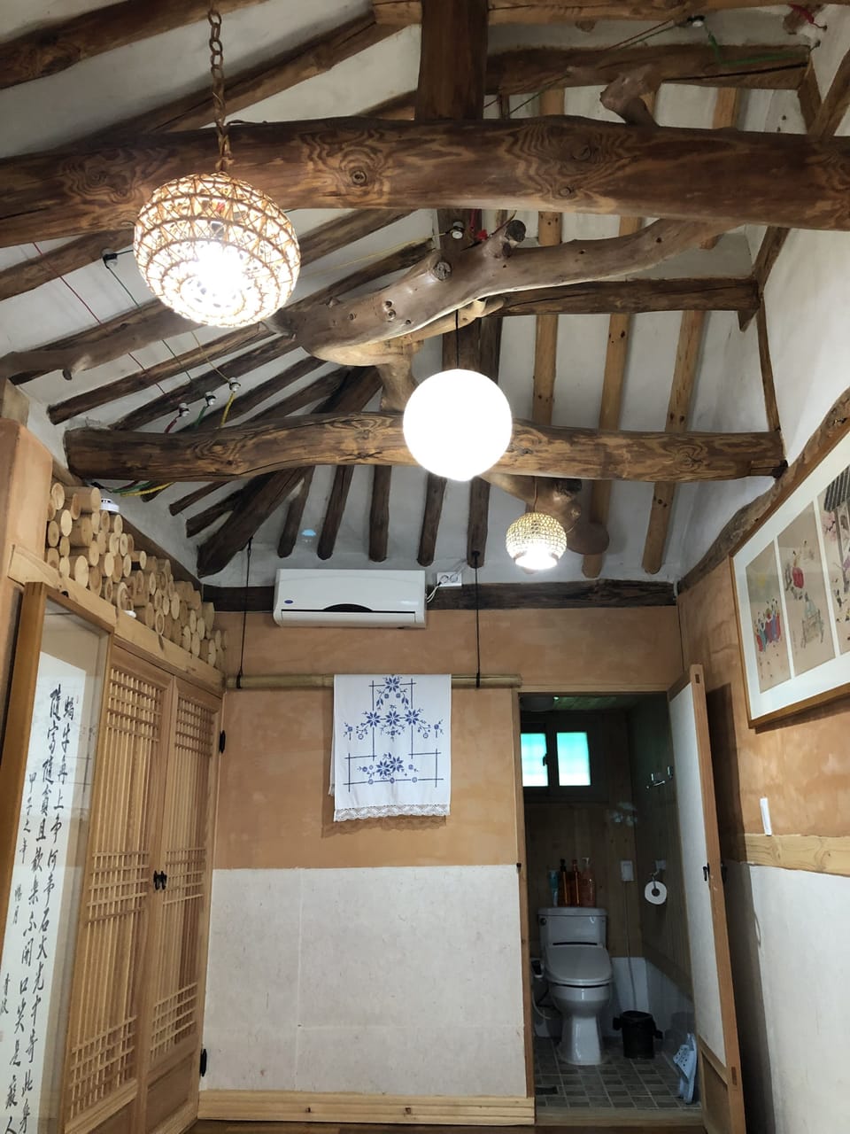 Traditional Studio (An-Chae) | Bathroom | Shower, hair dryer, towels, soap