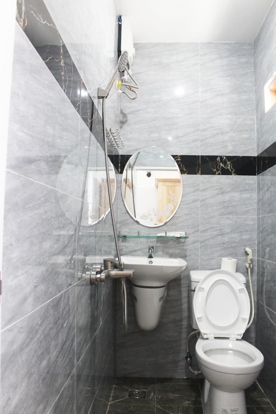 Shower, free toiletries, towels