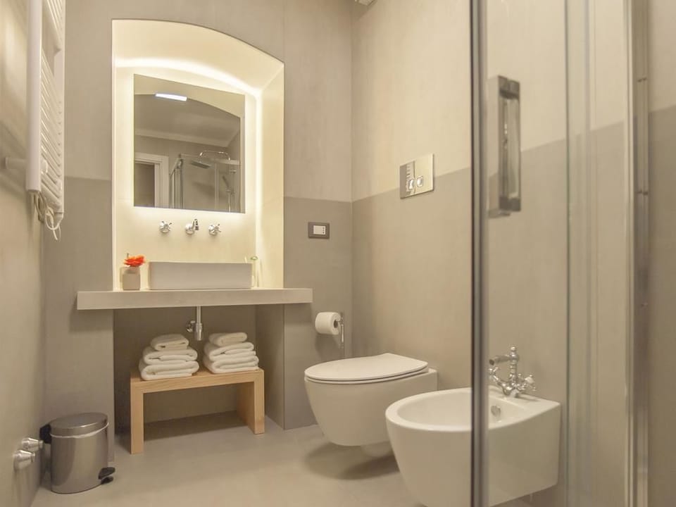 Comfort Triple Room | Bathroom | Shower, hair dryer, bidet, towels