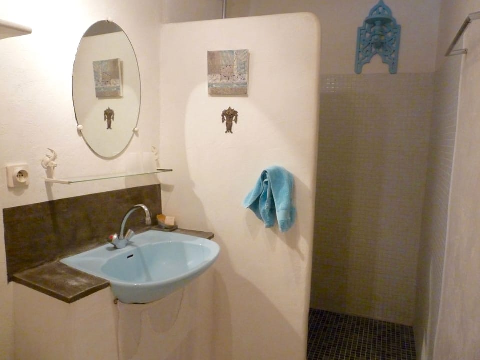 Double Room (Terre de Sienne) | Bathroom | Shower, rainfall showerhead, free toiletries, hair dryer
