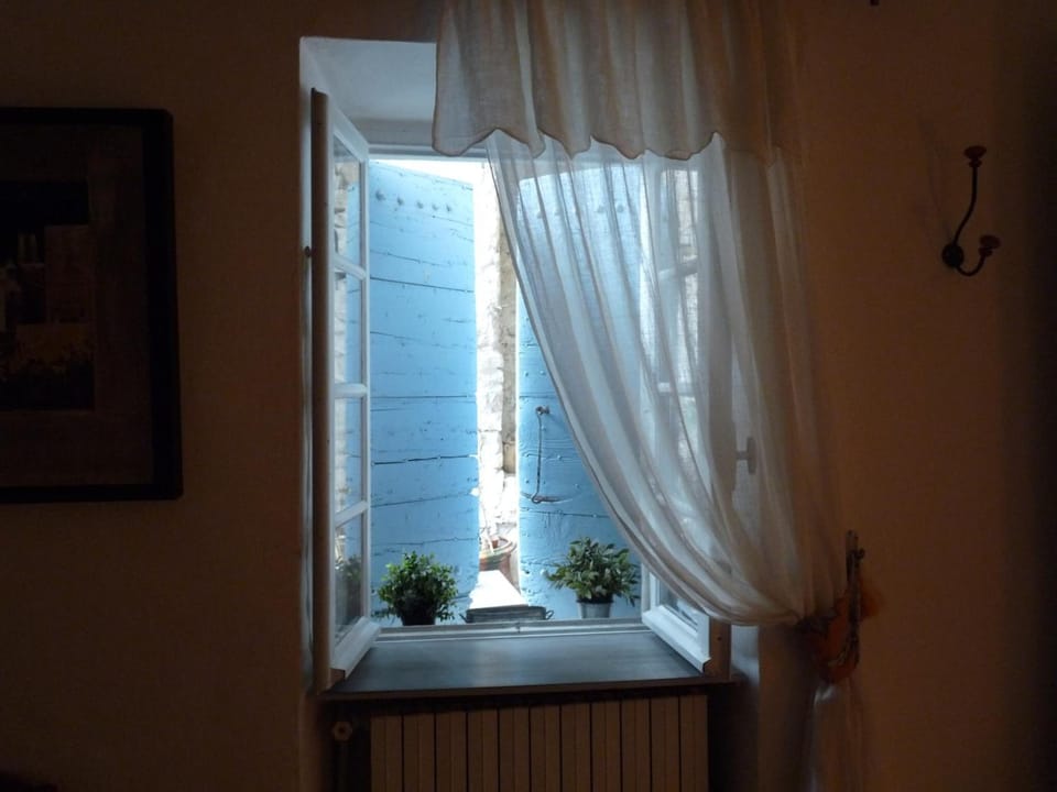 Shower, rainfall showerhead, free toiletries, hair dryer