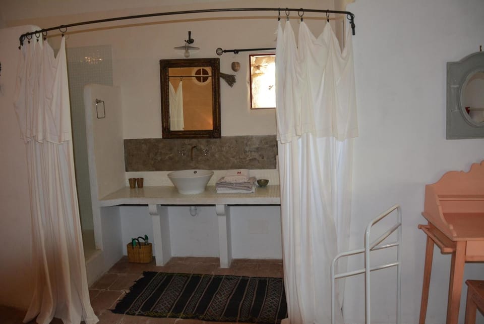 Shower, rainfall showerhead, free toiletries, hair dryer