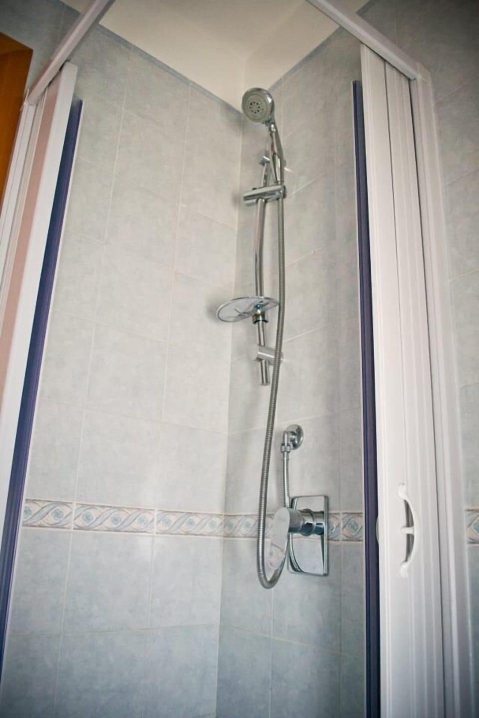 Business Double or Twin Room | Bathroom shower