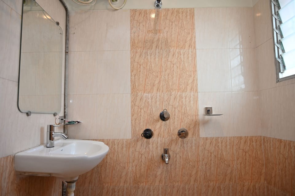 Superior Room | Bathroom | Shower, free toiletries, towels
