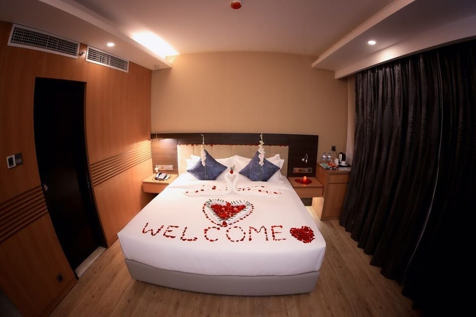 Junior Studio | Egyptian cotton sheets, premium bedding, down comforters, pillowtop beds