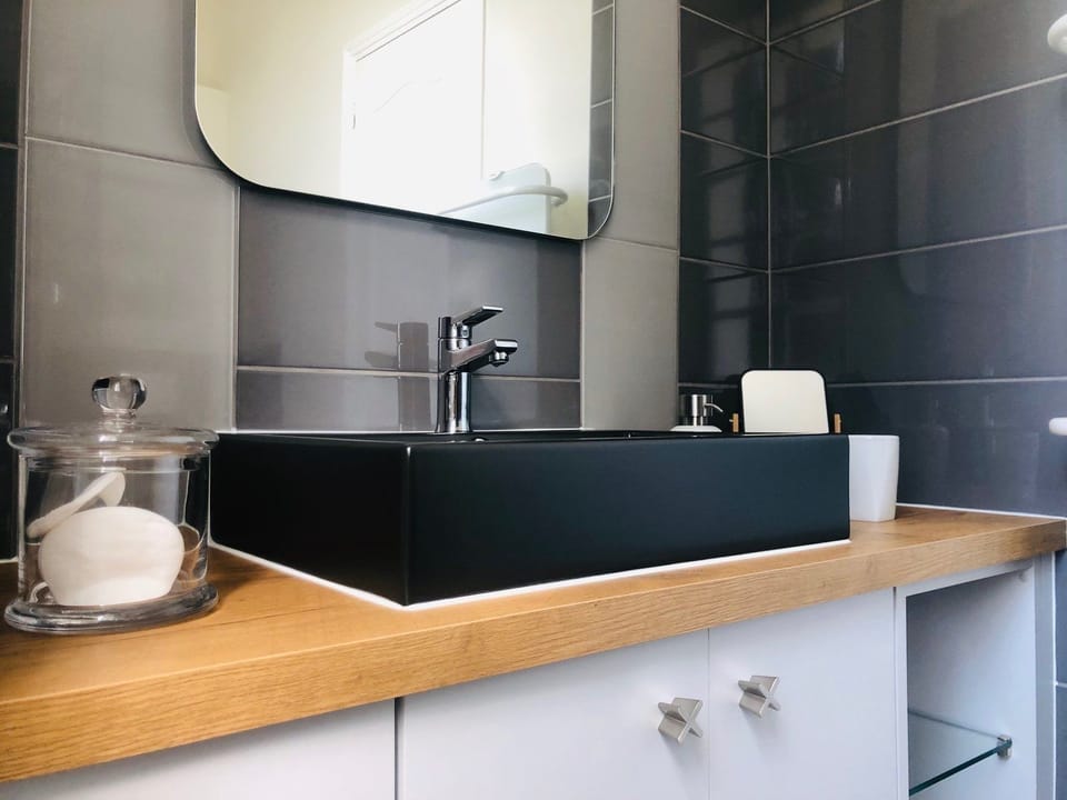 Deluxe Double or Twin Room (Dumas) | Bathroom sink