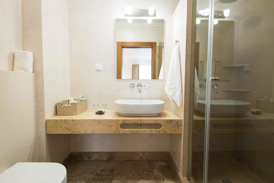 Shower, rainfall showerhead, free toiletries, hair dryer
