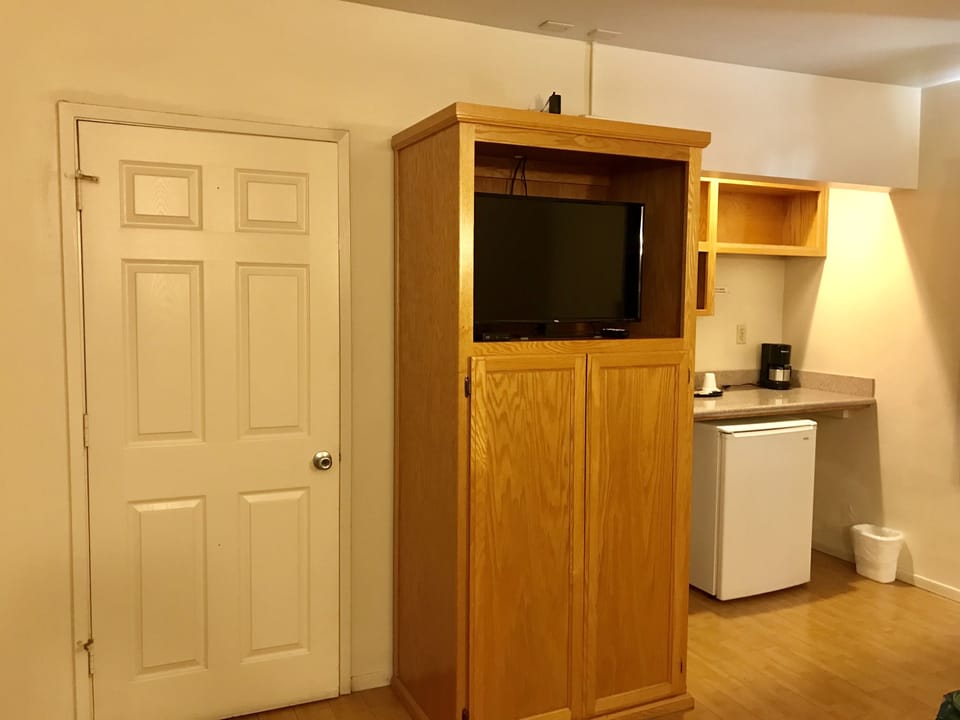 Queen Room | Minibar, desk, bed sheets