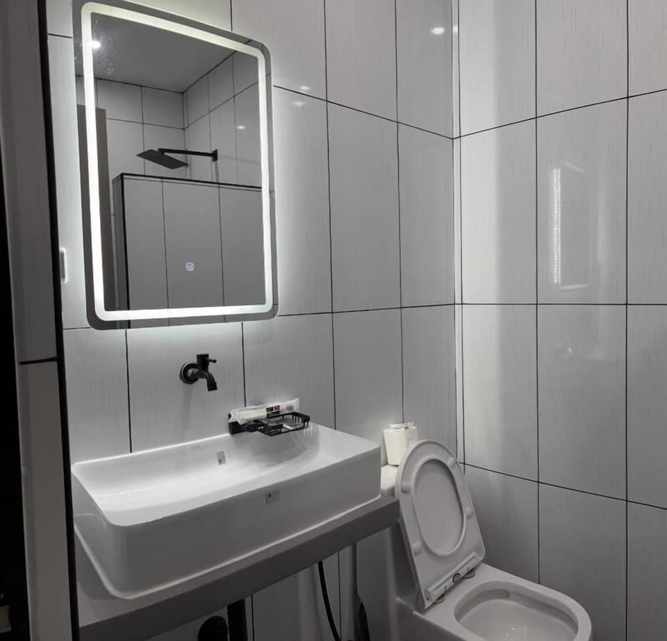 Executive Room | Bathroom | Shower, free toiletries, bidet, towels
