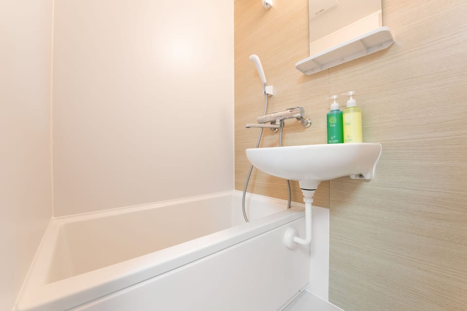 Combined shower/tub, deep soaking tub, free toiletries, hair dryer