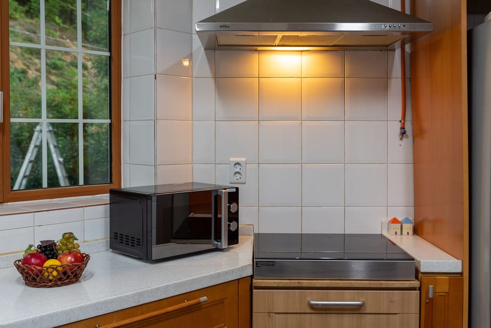 House | Shared kitchen | Shared fridge, microwave, espresso maker, coffee/tea maker