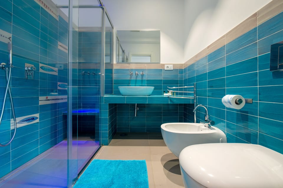 Superior Room, Balcony (102) | Bathroom | Shower, rainfall showerhead, free toiletries, hair dryer