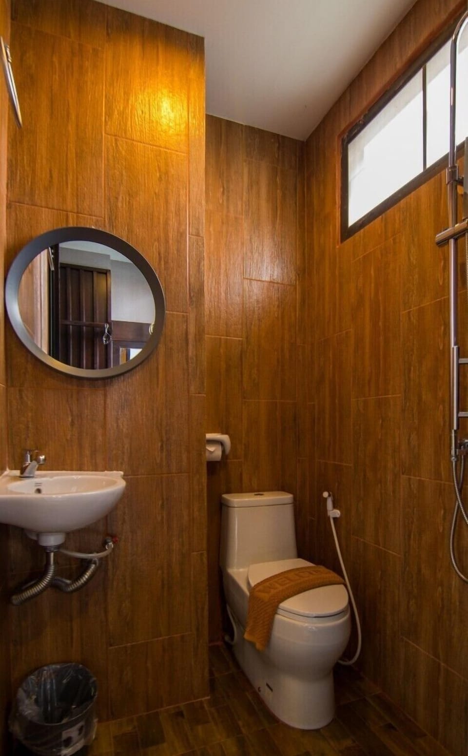 Superior Twin Room | Bathroom | Shower, rainfall showerhead, free toiletries, hair dryer