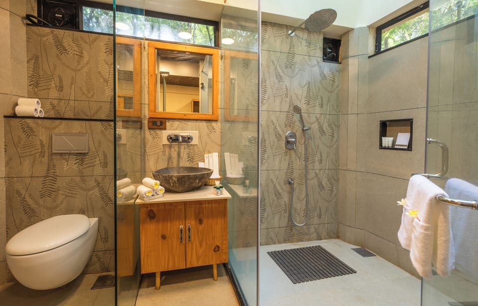 Romantic Villa | Bathroom | Free toiletries, hair dryer, slippers, towels