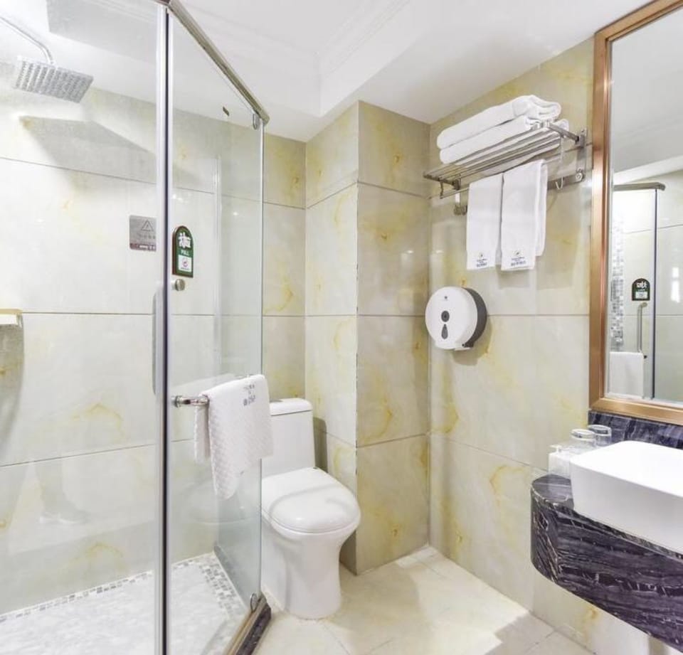 Standard Twin Room | Bathroom | Shower, free toiletries, slippers, towels