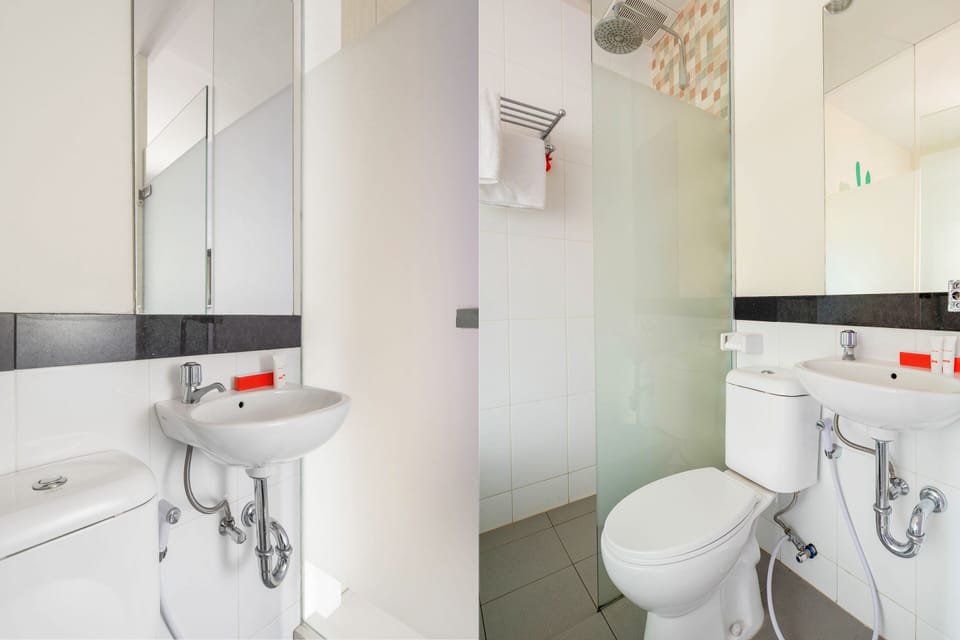 Shower, rainfall showerhead, towels