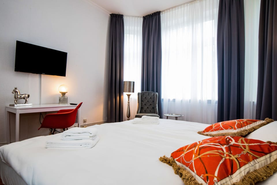 Comfort Double Room | Hypo-allergenic bedding, in-room safe, desk, blackout drapes