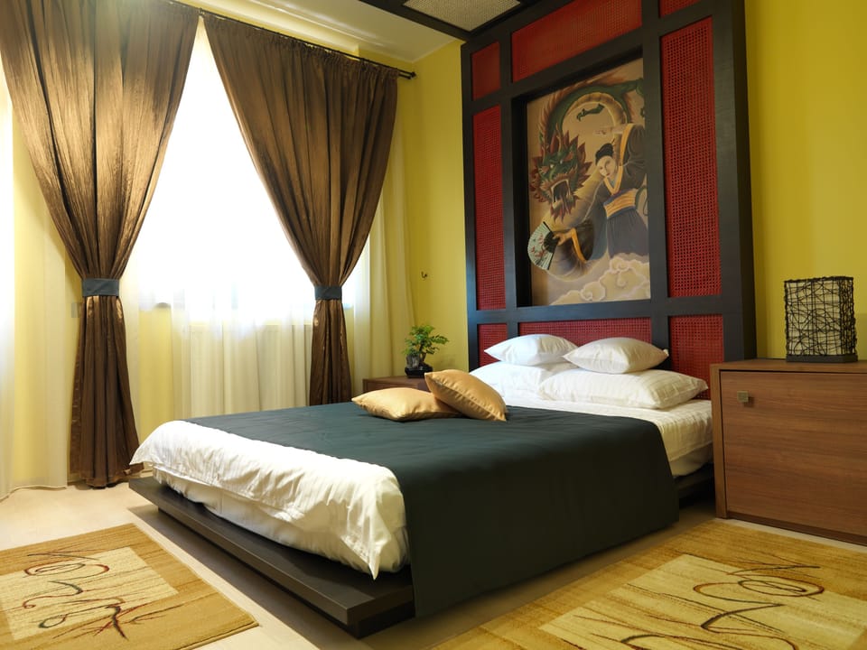 Deluxe Double Room | Minibar, individually decorated, individually furnished, desk