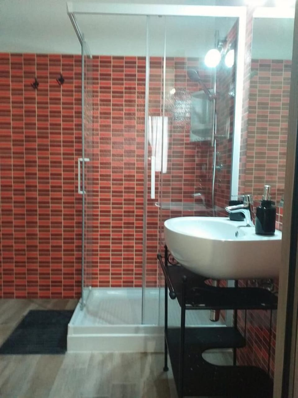 Exclusive Double Room (Nera) | Bathroom | Shower, rainfall showerhead, free toiletries, hair dryer