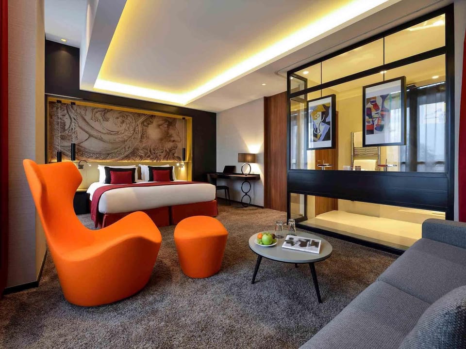 Deluxe Room, 1 King Bed (Darcy Square view) | Premium bedding, pillowtop beds, free minibar, in-room safe