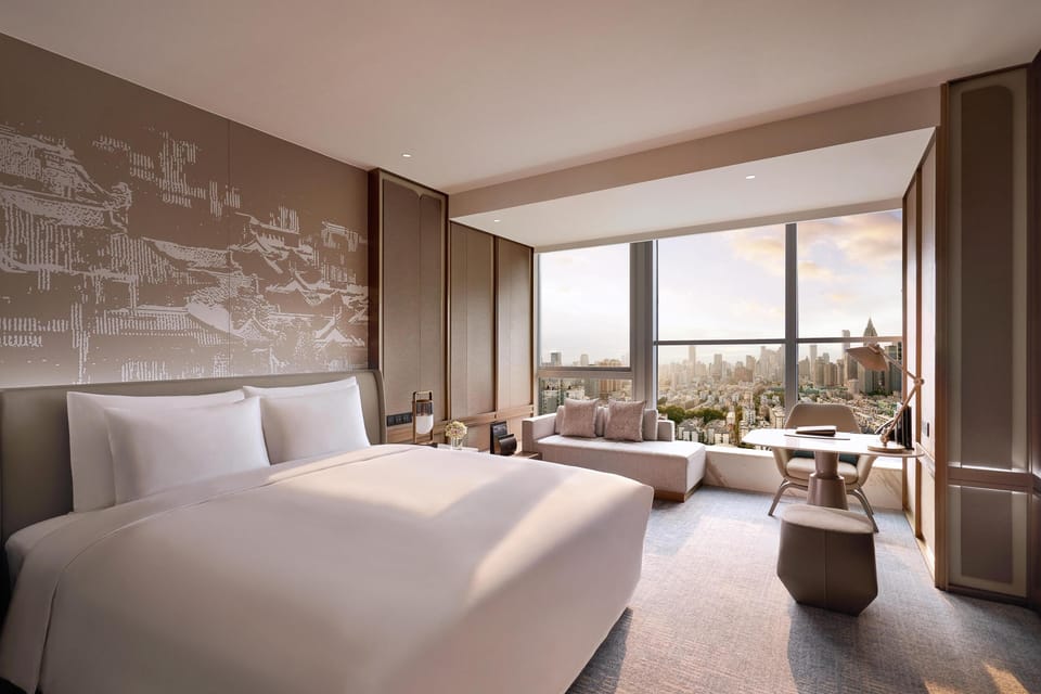 Room, 1 King Bed (Grand Deluxe King Room) | Minibar, in-room safe, desk, blackout drapes