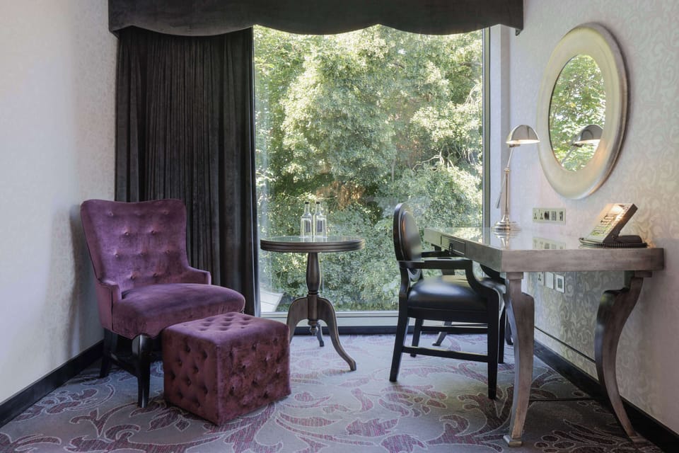 Deluxe Room, 1 King Bed, Corner | In-room safe, desk, laptop workspace, soundproofing