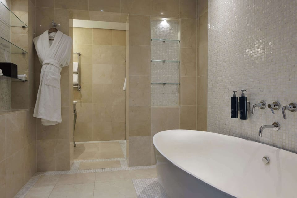 King Junior Suite | Bathroom | Rainfall showerhead, free toiletries, hair dryer, towels