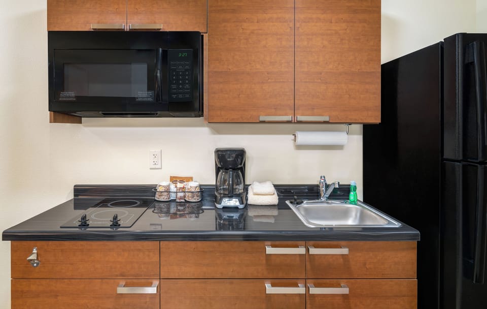 Coffee/tea maker, full-size fridge, microwave, stovetop